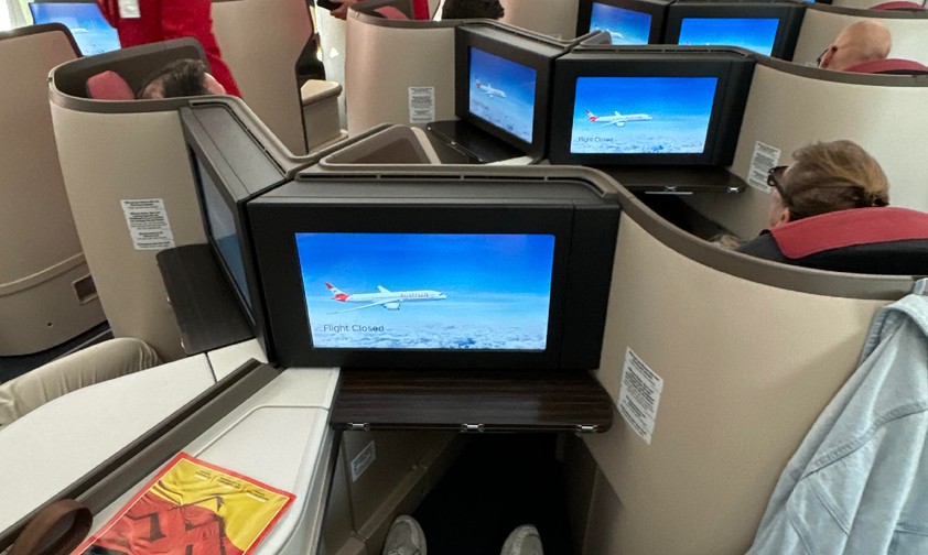 Braun und Beige - und etwas Aua-Farben. So sieht es in der Business Class des neuen Dreamliner von Austrian Airlines aus.