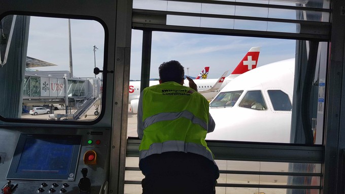 Auch die Aufgabe des Corordinators: Das Andocken der Passagierbrücke.