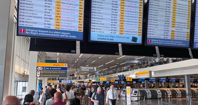 Warteschlangen am Flughafen Schiphol: Nach einer Stunde Wartezeit in der Schlange sind die Passagiere noch nicht einmal in der Nähe des Sicherheitsbereichs.