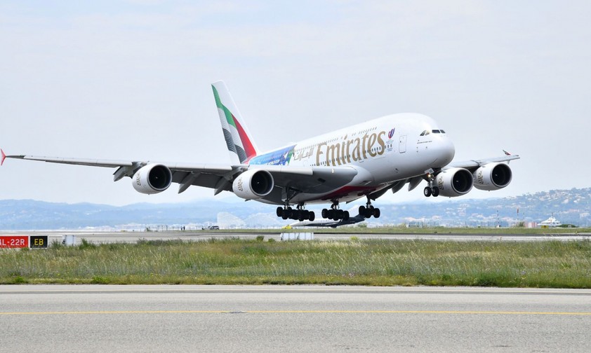 Airbus A380 von Emirates in Nizza: Bei der Landung gab es ein Problem.