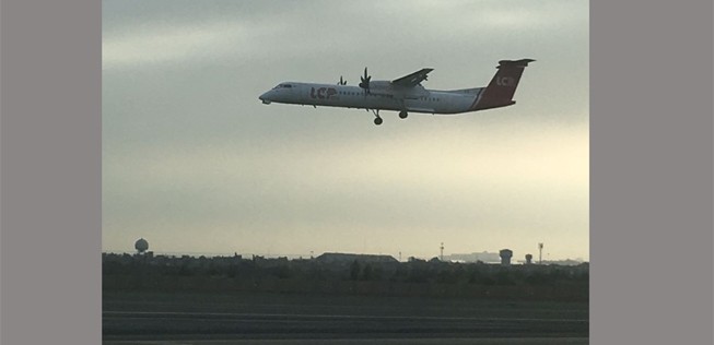 <p>Zuerst überflog die Dash 8 den Flughafen Lima tief. So wurde kontrolliert, ob das Fahrwerk wirklich nicht ausgefahren war.</p>