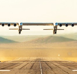 Ebenfalls aus dem Hause Scaled Composites stammt das Doppelrumpfflugzeug Stratolaunch. Nach seiner Spannweite von 117 Metern gerechnet, ist es das größte Flugzeug der Geschichte. Es soll als Startplattform für Forschungsraketen dienen.
