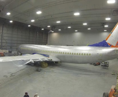 Der Flieger bekommt ein neues Kleid.