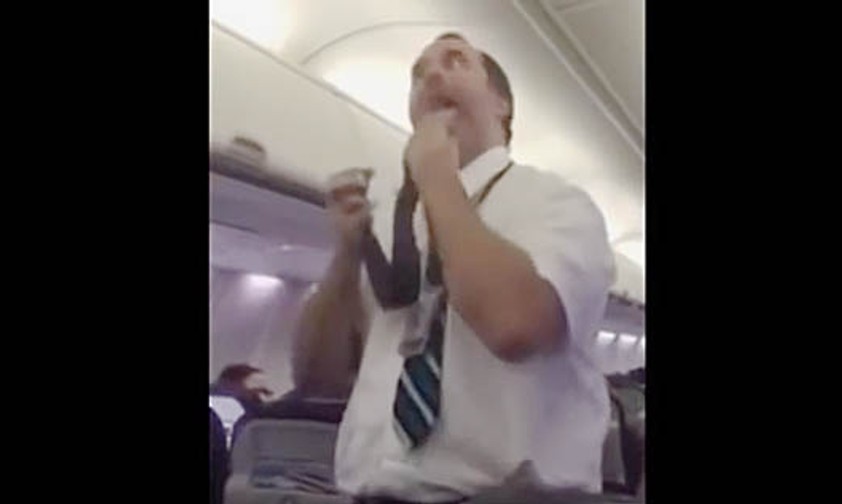 Dieser Flugbegleiter hat die ganze Aufmerksamkeit