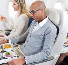 Essen bei Air France (hier in der Premium Economy): Künftig in allen Klassen ohne Einwegplastik.