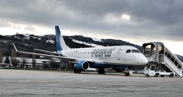 Embraer E170 von People's Der Ausbau wurde verschoben.