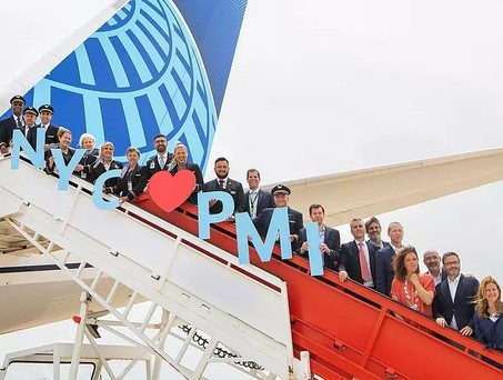 United Airlines feiert den Erstflug 2026 nach Mallorca: Die Airline fliegt im Sommer Newark-Mallorca sechsmal pro Woche.