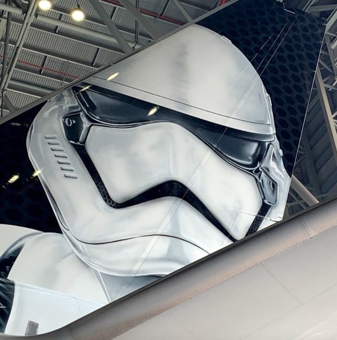 Bei Latam ist ein Riesen-Stormtrooper auf der Heckflosse zu sehen.