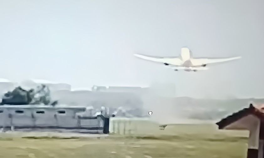 Der Moment, als die Boeing 787 abhebt: Wenig später begann sie schon wieder zu sinken.