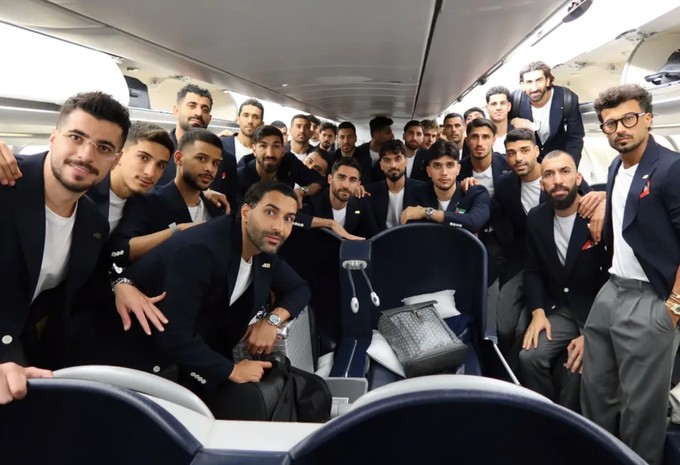 Die iranische Mannschaft im Airbus A340 von USC.