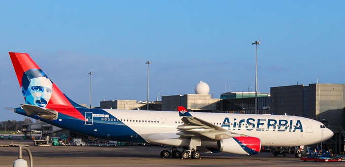 Der erste Airbus A330-200 (YU-ARB) trägt eine Nikola-Tesla-Lackierung.