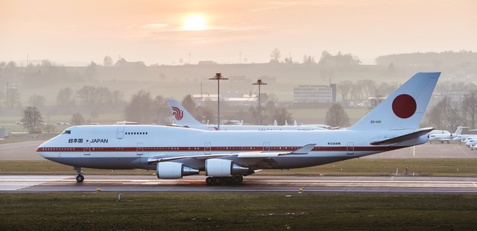 Die beiden Boeing 747 haben die Seriennummern 24730 (auf diesem Bild zusehen)...