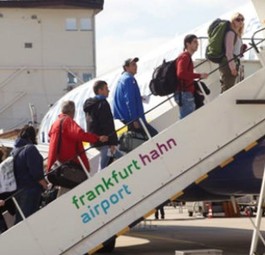 Passagiere in Frankfurt Hahn: Wie lange der Betrieb noch laufen kann, ist unklar.