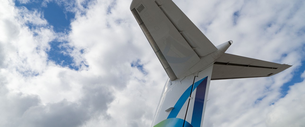 Leitwerk einer Fokker 100 von Avanti Air: Das Logo prangt bald auf Dash 8.