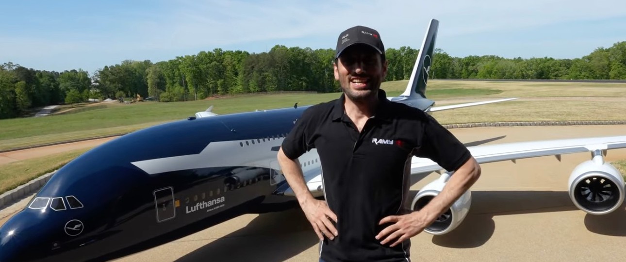 Ramy RC vor seinem Lufthansa-Airbus-A380: Ganz schön groß.