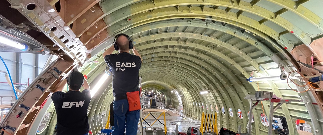 Frachterumbau in einem Airbus A330 bei den Elbe Flugzeugwerke in Dresden.