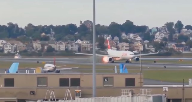Flammen am Triebwerk: Der Airbus A330 von Swiss musste den Start abbrechen.
