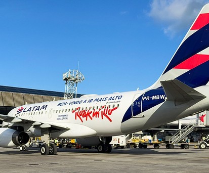 Der Airbus A319 von Latam mit der Bekelbung zu Rock in Rio 2026: Die Airline ist Sponsor und zeigt das.