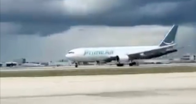 Boeing 767 in Bemalung von Amazon: Das linke Hauptfahrwerk berührte den Boden nicht. 