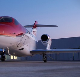 Der Honda Jet ist 12,7 Meter lang und kann bis zu 778 Kilometer pro Stunde schnell fliegen. Die maximale Reiseflughöhe beträgt 12.900 Meter.