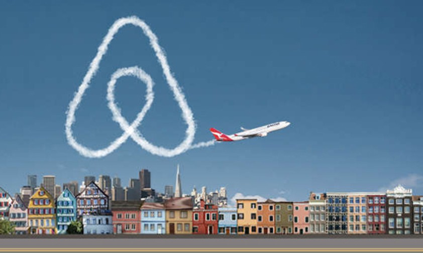 Eine Qantas-Maschine malt das Airbnb-Logo in den Himmel. So werben die Partner für sich.