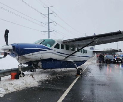 Cessna auf dem Highway: verletzt wurde niemand.