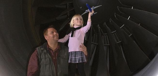 Junger Boeing-Fan: Ob auch der Flieger des Mädchens teurer wurde, entzieht sich der Kenntnis der Redaktion.