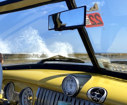 Oldtimer auf der Avenida Malecón in Havanna: typisch für Kuba.