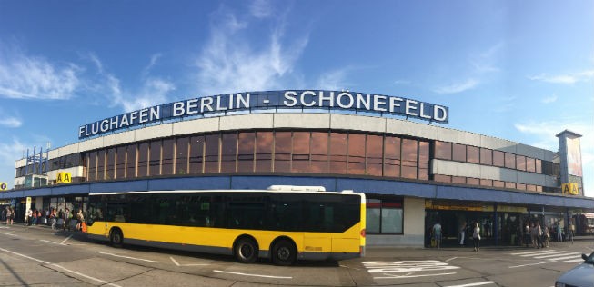 Flughafen Berlin Schönefeld: Ein Kleinflugzeug blockierte die Piste.