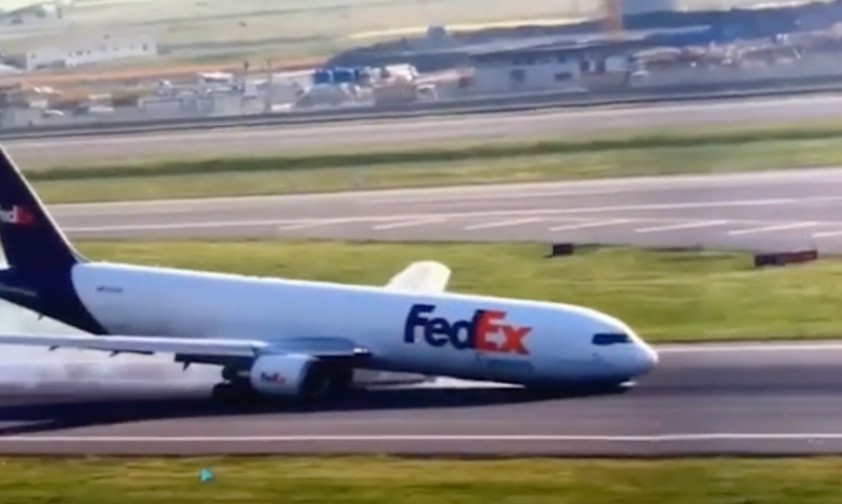 Boeing 767 von Fedex landet ohne Bugfahrwerk