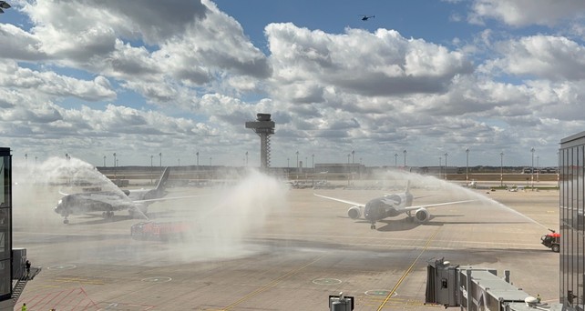 Präziosionsarbeit: Die beiden Flieger der Jubiläumsflüge LH2026 und LH1926 rollen in Berlin ans Gate - synchron.