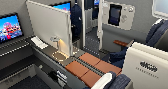 Acht Suites gibt es in der Business Class. Sie unterscheiden sich durch längere Betten, größere Bildschirme - und sie sind mit Türen verschließbar.