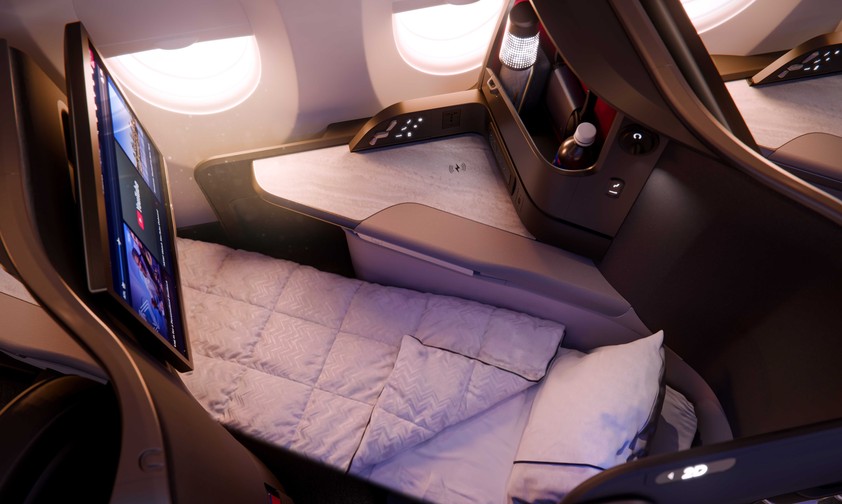 Ein Sitz der Delta One Suite im A350-1000 als Bettmodus mit Decke