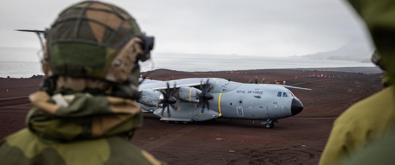 Airbus A400M der Roal Air Force nach der Landung in Jan Mayen: Mit dem Transporter wurden Nato-Kontingente in die Arktis verlegt.
