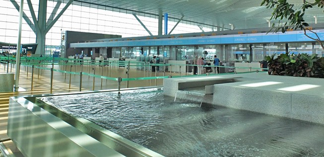 Becken mit fließendem Wasser sind vor dem Check-in-Bereich zu sehen.