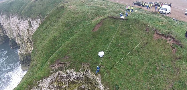 Drohnen dienen auch dazu, Abstände zu messen und Sicherheitsbewertungen durchzuführen - hier nach dem Absturz eines Helikopters im Meer, nahe von Klippen.