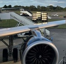 Dreharbeiten: Der Airbus A321 Neo und die Lampen.
