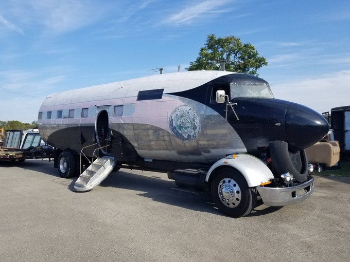 Marke Eigenbau: Das Wohnmobil wurde aus einer alten DC-3 gebaut.