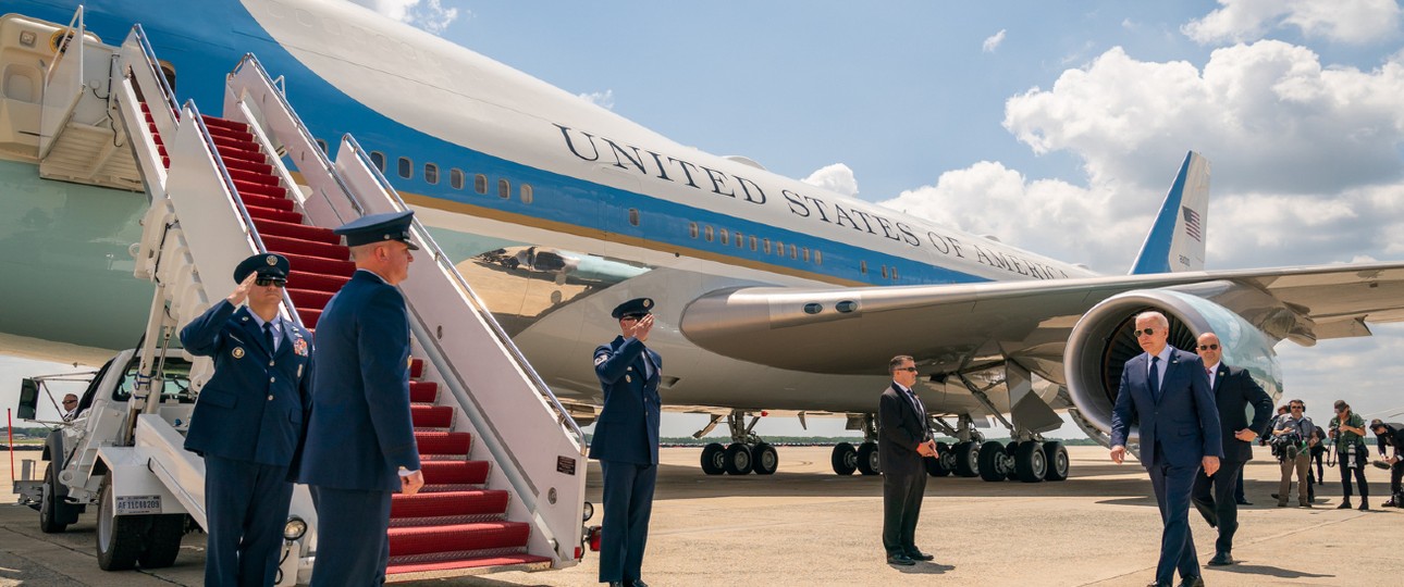 US-Präsident Joe Biden (rechts) auf dem Weg zur aktuellen Air Force One: Die ...