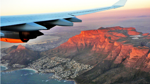 Platz 8: Der Tafelberg. Laut Pilotin Joanne Trat ist die Sicht besonders atemberaubend, wenn man am frühen Morgen in Kapstadt ankommt. Wie dieses Bild zeigt, ist auch der Anflug am Abend umwerfend. Hoffentlich erleben Sie einen solchen Sonnenuntergang.