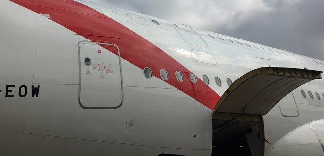 Das Flugzeug wird in der Zeit am Boden an die Stromversorgung des Terminals oder an ein Bodenstromaggregat angeschlossen.