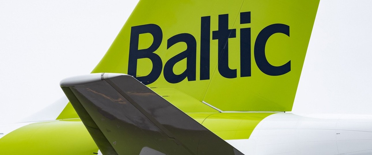 Leitwerk eines Airbus A220 von Air Baltic: Die Fluggesellschaft muss sparen.