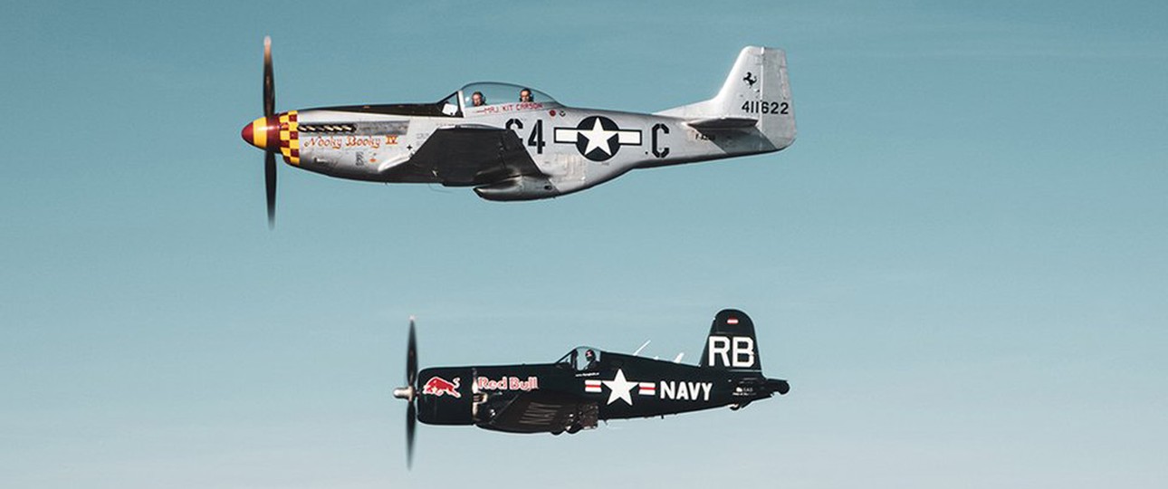 Die Mustang, zusammen mit Corsair im Überflug nach Salzburg