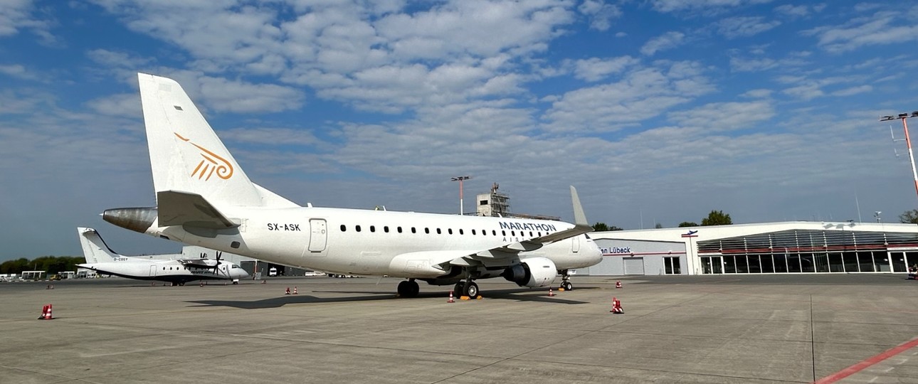 Eine Dornier 328 von Private Wings sowie eine E175 von Marathon Airlines: Beide Flugzeuge sind in diesem Sommer für Lübeck Air unterwegs.