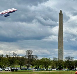 Air Force One über Washington (Montage): Wann kommt das Flugzeug?