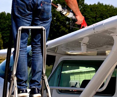 Betankung einer Cessna: Avgas 100 LL wird wohl auch nach 2025 noch in Europa verfügbar sein.