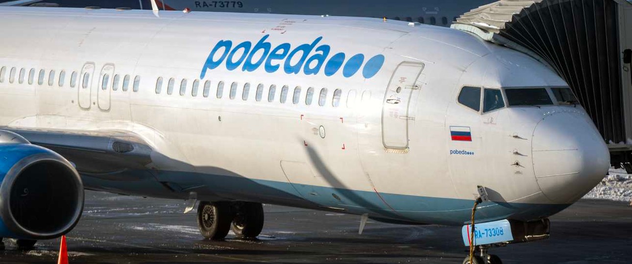 Eine Boeing 737 von Pobeda: Ein Pilot soll absichtlich langsamer geflogen sein, um sein Gehalt aufzubessern.