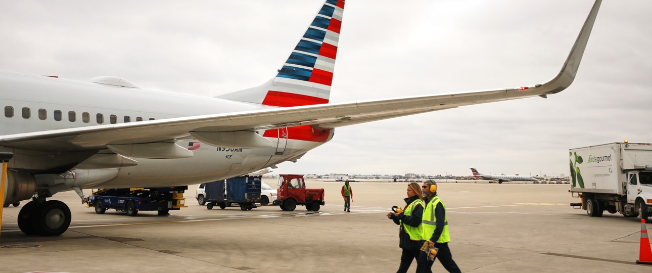 Boeing 737-800 von American Airlines: Die Fluglinie hat die Rechte von Crewmitgliedern eingeschränkt, um Rasissmus vorzubeugen.