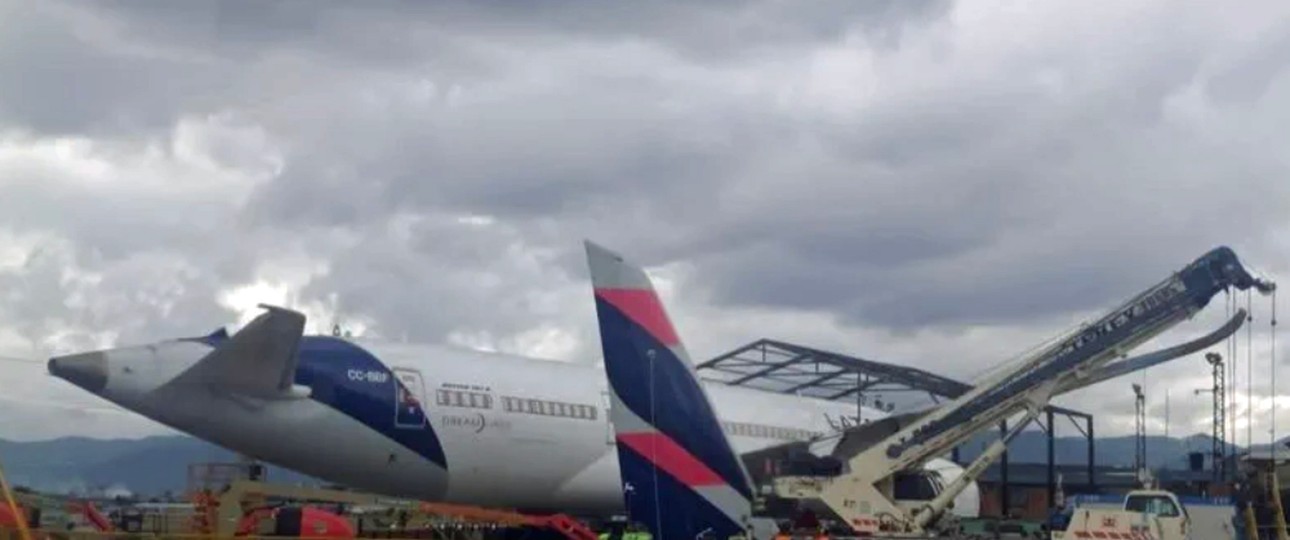 Kein Leitwerk mehr: Dieses Bild führte dazu, dass allgemein gesagt wurde, der Dreamliner würde verschrottet.