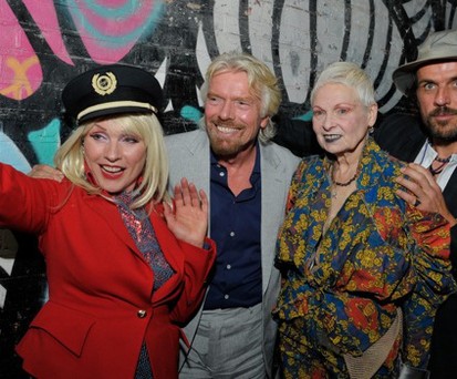 Virgin-Atlantic-Chef Richard Branson konnte keine Geringere als Vivienne Westwood verpflichten, die neuen Uniformen seiner Airline zu designen.